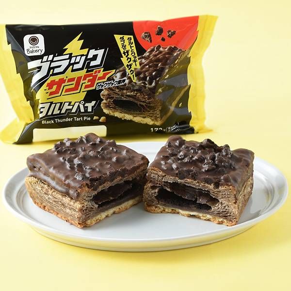 お皿にのせたファミリーマートのパン「ブラックサンダー タルトパイ」とパッケージ
