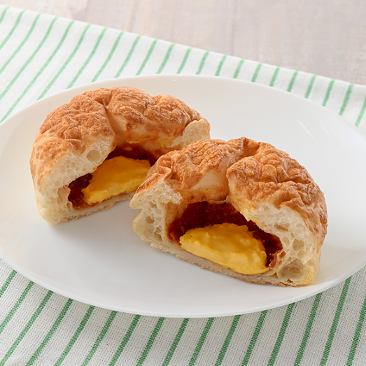 お皿にのせたファミマのパンもっちり食感ピザパン
