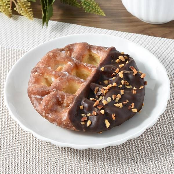 お皿にのせたファミリーマートのパンワッフルドーナツ