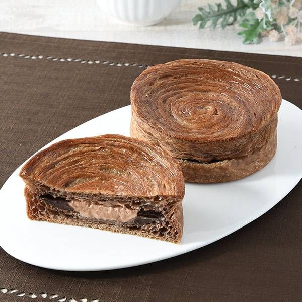 お皿にのせたファミリーマートのパンもっちもち食感のデニッシュダブルチョコ