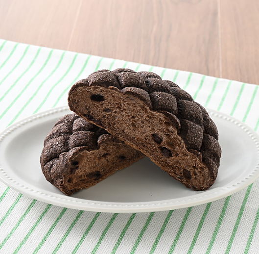 お皿にのせたファミマのパンもっちり食感チョコメロンパン