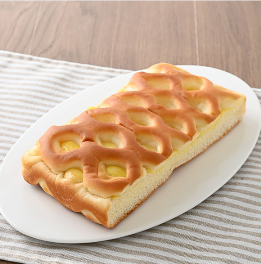 お皿にのせたファミマのパンソフトなチーズクリームパン