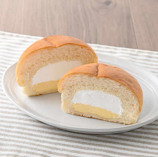 お皿にのせたファミマのパンもっちり食感クリームパン