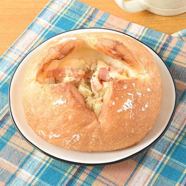 お皿にのせたファミリーマートのパン「ベーコンポテトフランス」