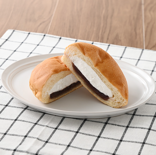 お皿にのせたファミマのパンもっちり食感ホイップあんぱん