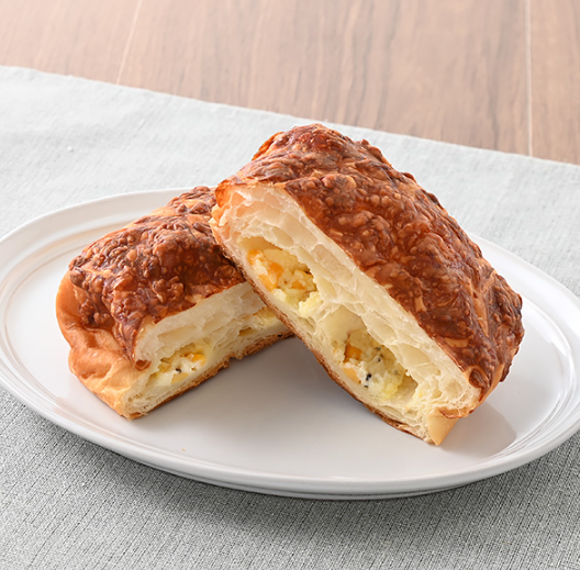 お皿にのせたファミマのパンもっちり食感チーズパン