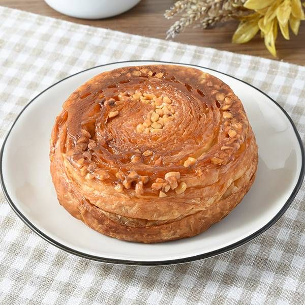 お皿にのせたファミリーマートのパンヘーゼルナッツのクイニーアマン