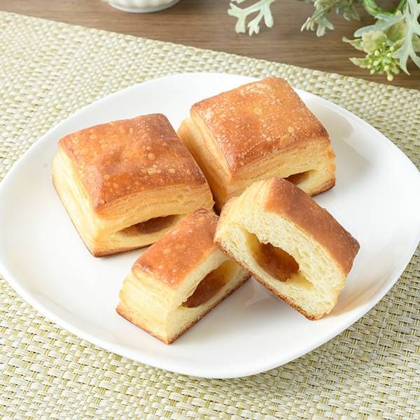 お皿にのせたファミリーマートのパンメープルビスケット3個入