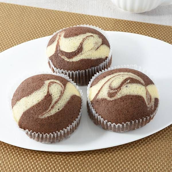 お皿にのせたファミリーマートのパンマーブル蒸しパンチョコ3個入