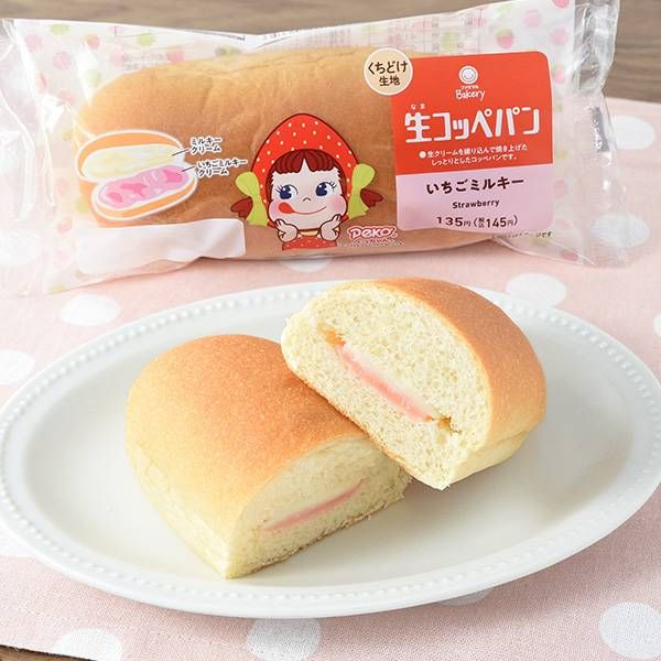 お皿にのせたファミリーマートのパン「生コッペパン（いちごミルキー）」とパッケージ