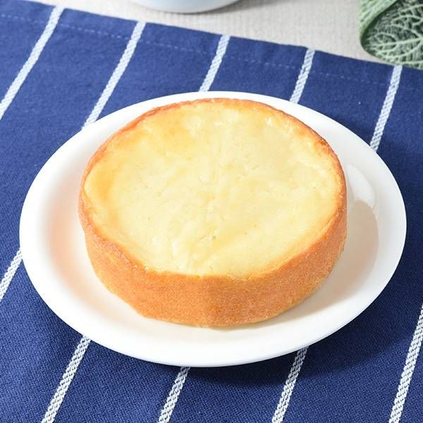 お皿にのせたファミリーマートのパンベイクドチーズケーキタルト