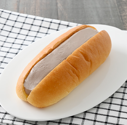 お皿にのせたファミマのパン生コッペパンたっぷりチョコホイップ