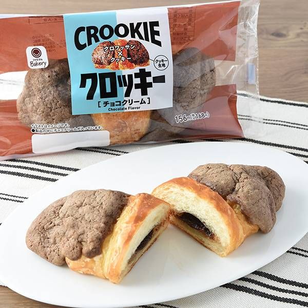 お皿にのせたファミリーマートのパン「クロッキー（チョコクリーム）」とパッケージ