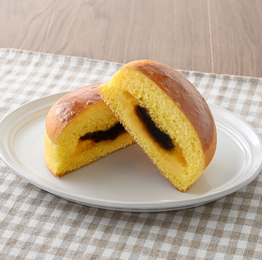 お皿にのせたファミマのパンプリンみたいなパン