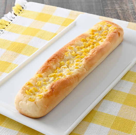 お皿にのせたファミマのパンコーンマヨスティック