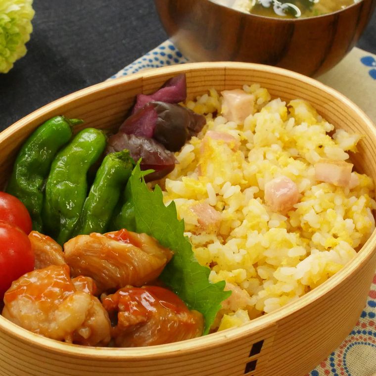 お弁当箱に入ったねぼすけの炒飯弁当