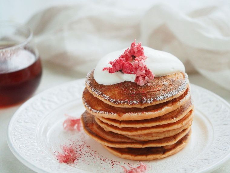 ホイップクリームと桜の花びらがのったパンケーキ