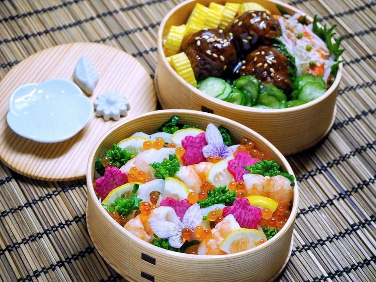華やかなのに意外と簡単。大人も嬉しい「4つの寿司弁当」アイデアの画像