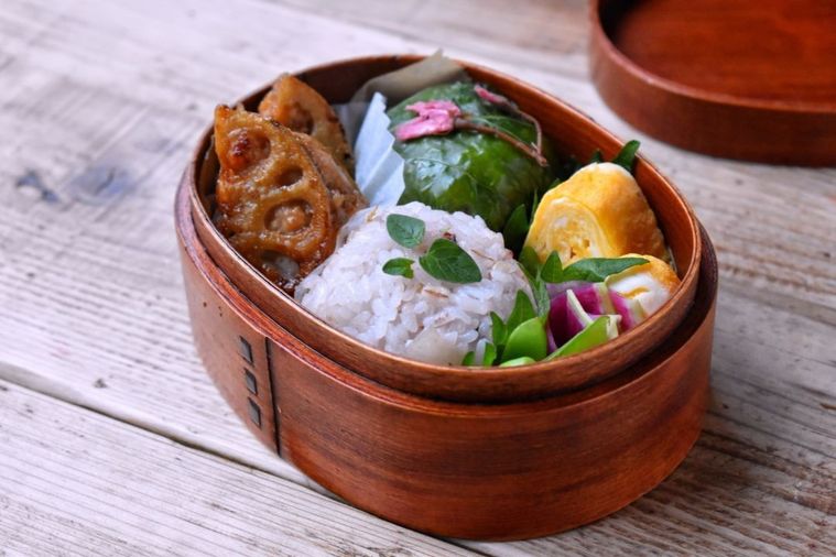 華やかなのに意外と簡単。大人も嬉しい「4つの寿司弁当」アイデアの画像