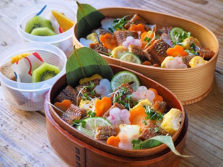 華やかなのに意外と簡単。大人も嬉しい「4つの寿司弁当」アイデアの画像