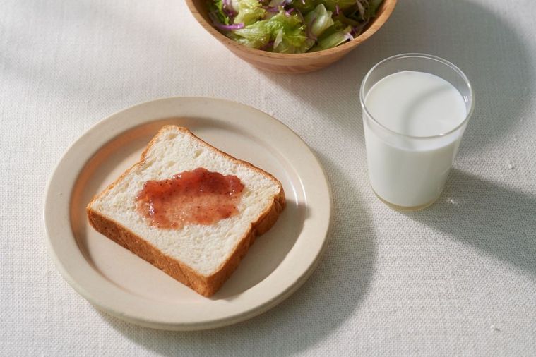 サラダと牛乳とジャムがのった食パン