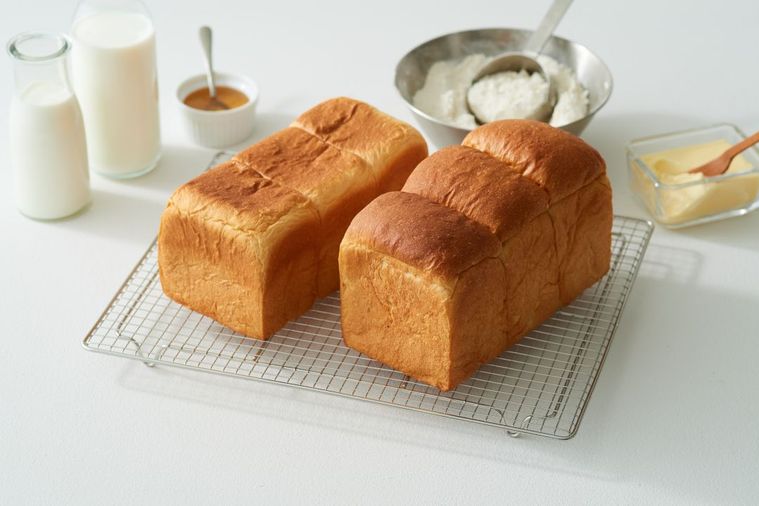 山型の食パンと角食パン