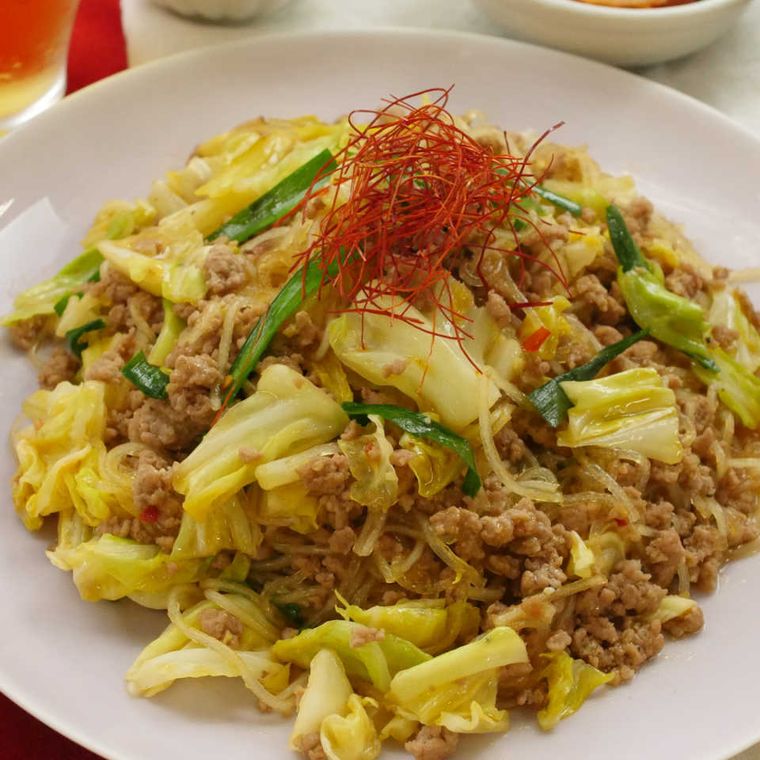 白い丸いプレートに盛り付けられた白菜と春雨、キャベツ入りの炒め物