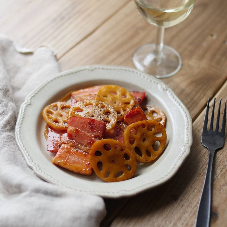 白い丸プレートに盛り付けられたれんこんとベーコンのソテー