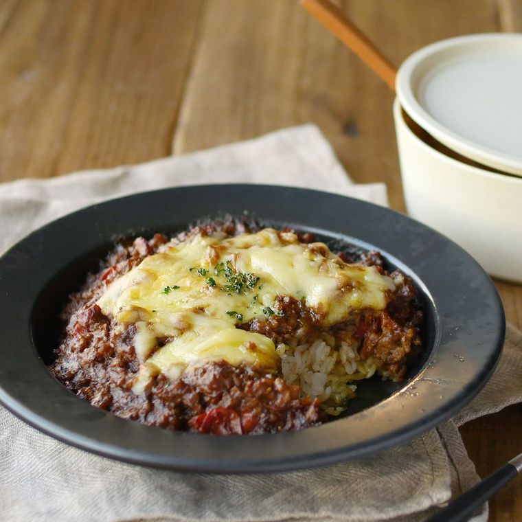 黒い皿に盛り付けられたあつあつ焼きカレー