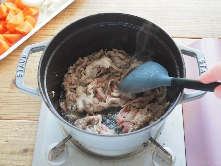 鍋で豚肉を炒めている様子