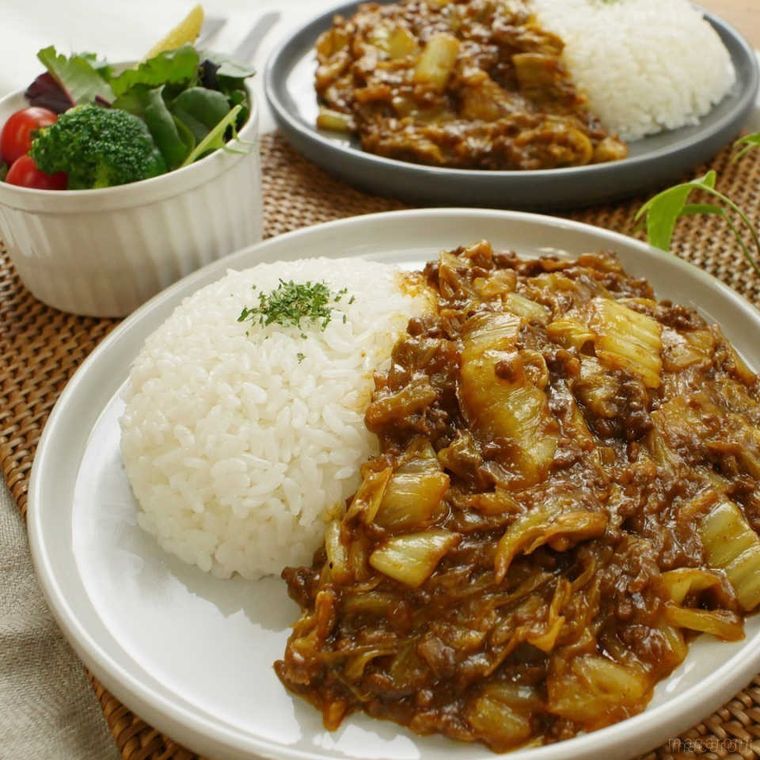 白い丸皿に盛り付けられたひき肉と白菜のカレー