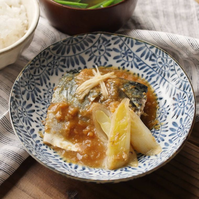 青い柄の平皿に盛り付けられたさばの味噌煮
