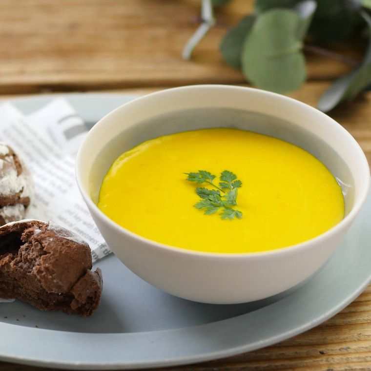 白い椀に入ったかぼちゃのポタージュ