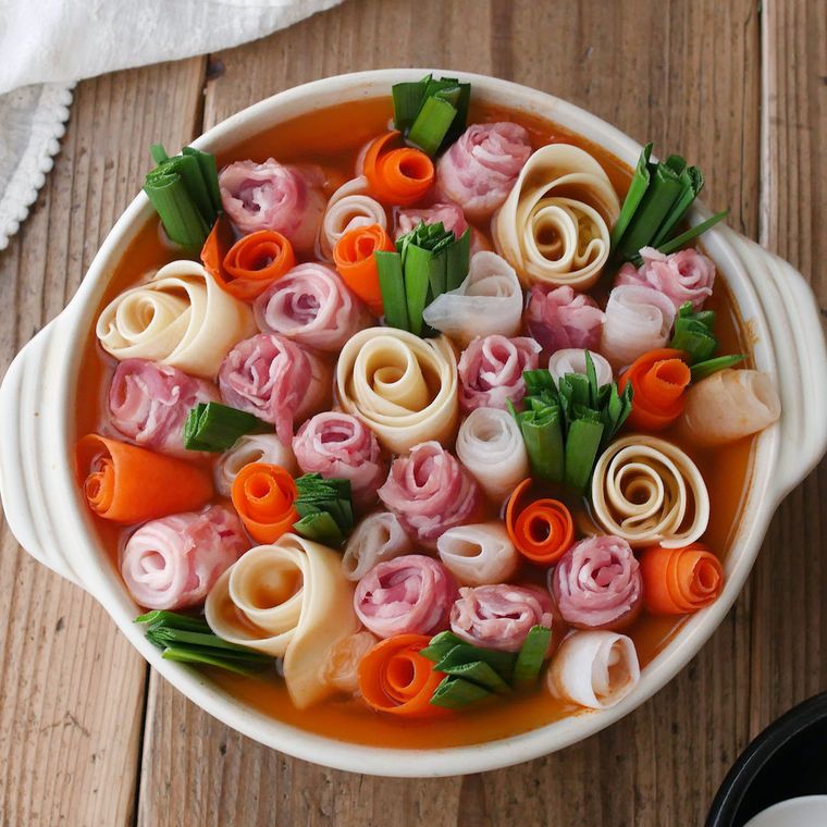 白い鍋に盛り付けられたキムチ鍋