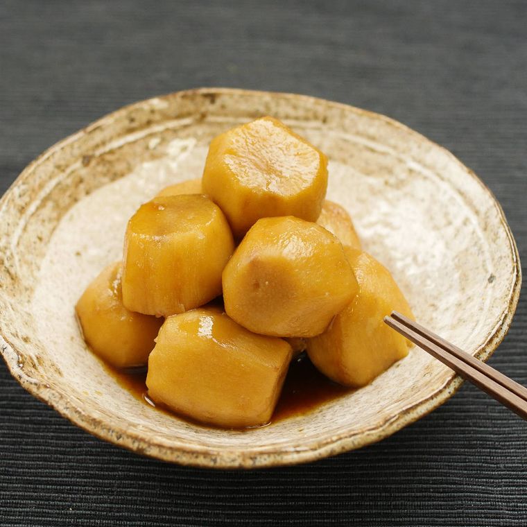 茶色い器に盛り付けられた里芋の煮物