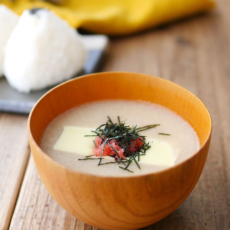 木製の茶色い椀に入ったとろろのみそ汁