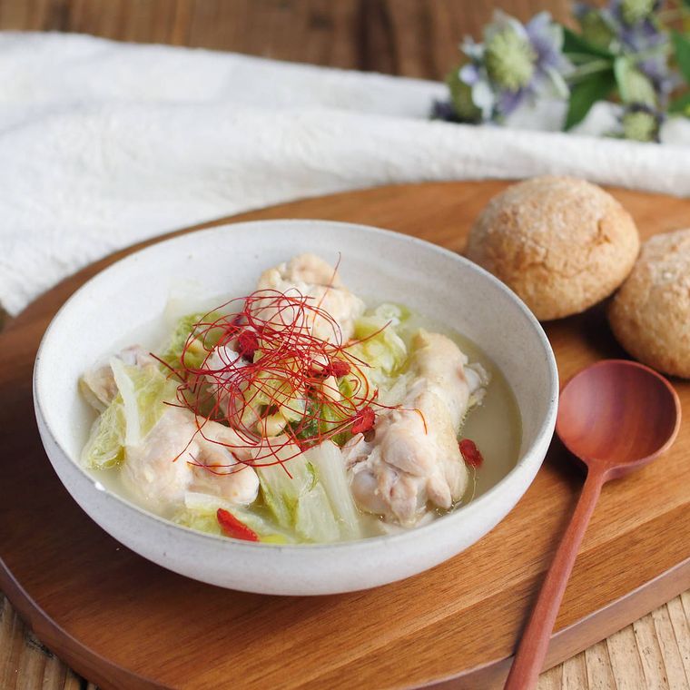 白い深皿に盛り付けられたサムゲタン風スープ