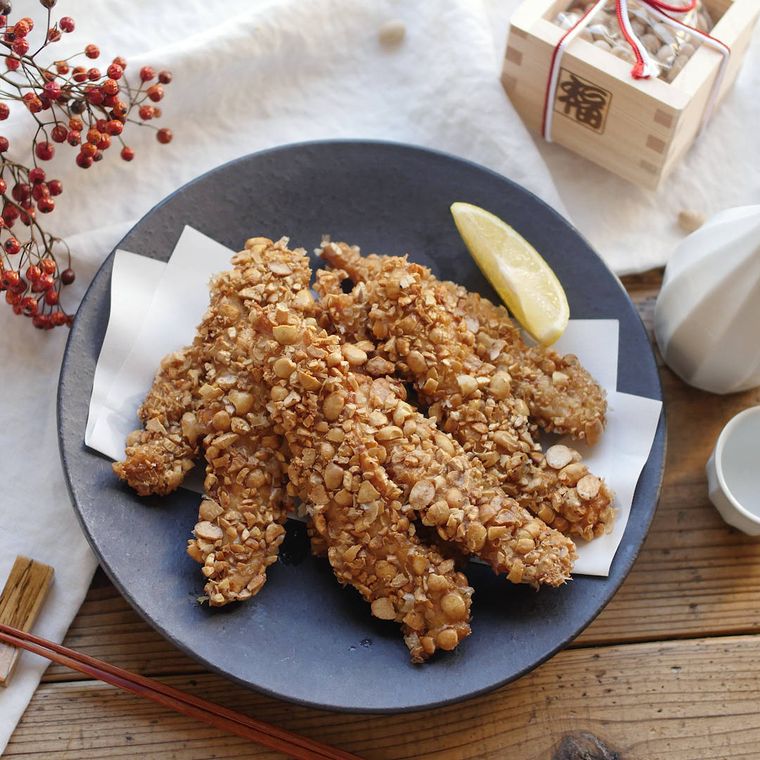 黒い皿に乗ったささみのから揚げ