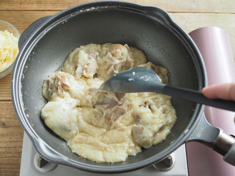 ホワイトソースが絡んだ鶏肉