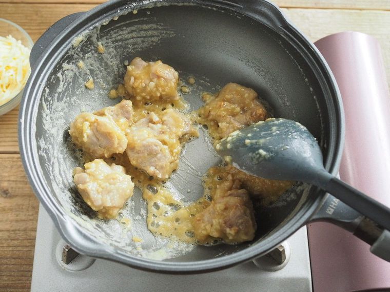 小麦粉がなじんだ鶏肉