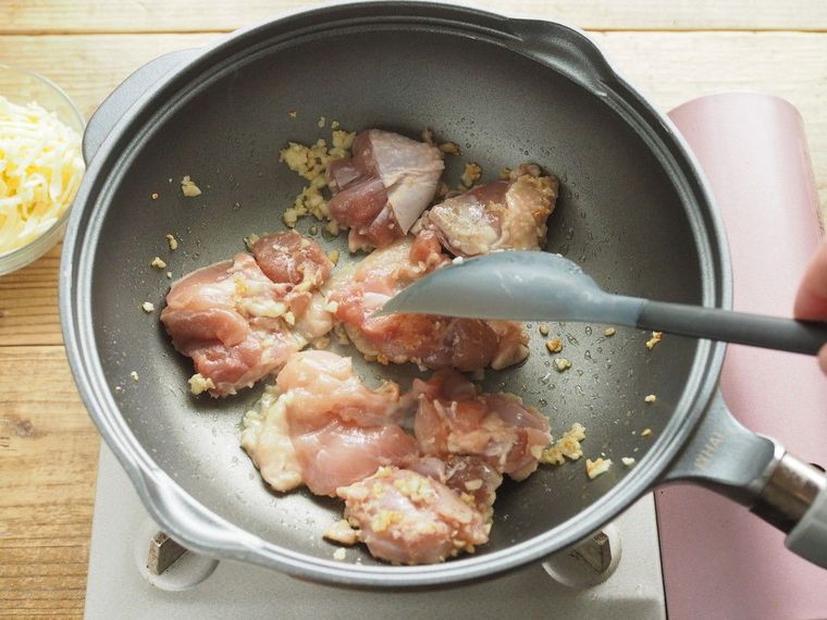 フライパンに鶏肉を加えて焼き付ける