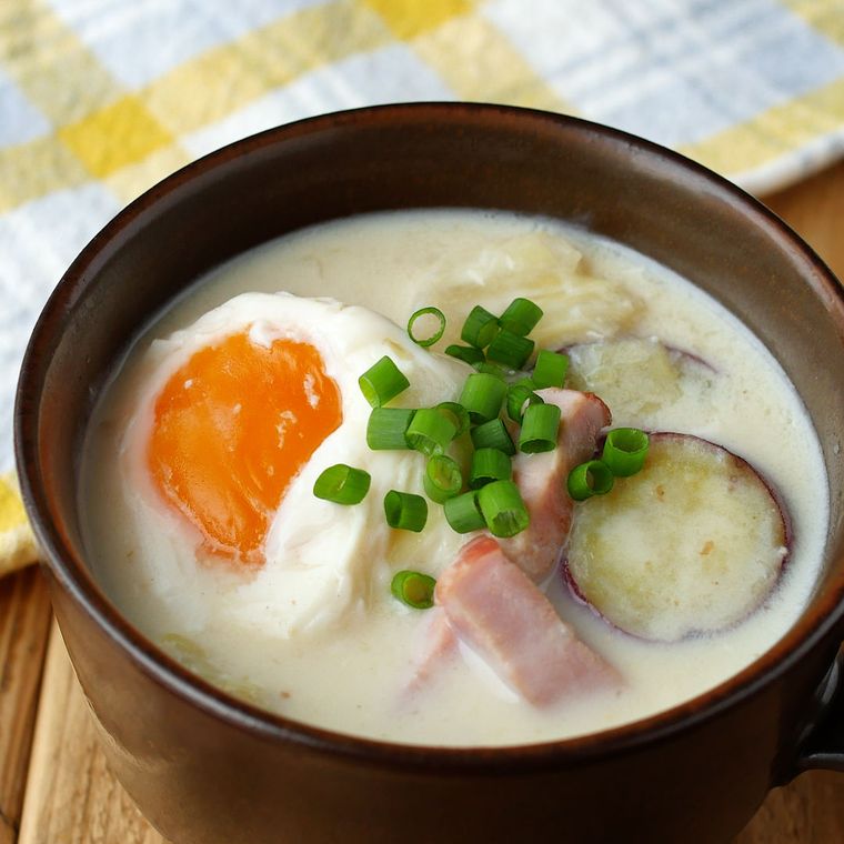 お椀に盛られた具材がゴロゴロ入った落とし卵の豆乳味噌汁