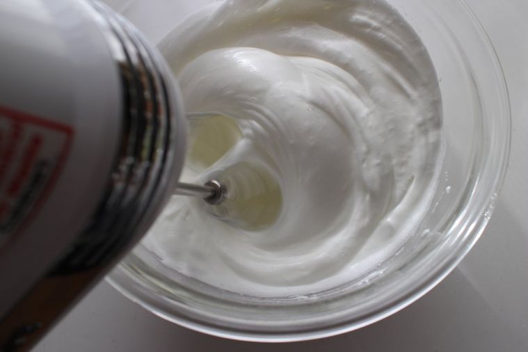 耐熱ボウルとハンドミキサーでメレンゲを作る様子