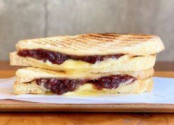 あんことバターをサンドしたグリルドチーズサンドの断面