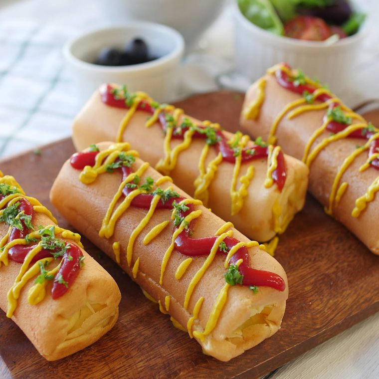 木のまな板の上に並んだアメリカンドッグ