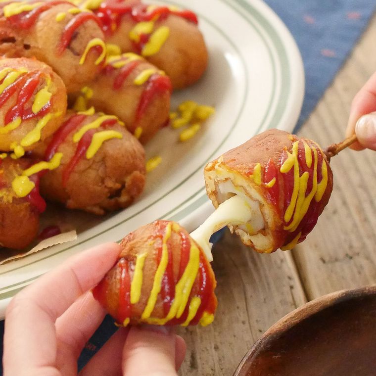とろりチーズがのびているちくわ入りアメリカンドッグ