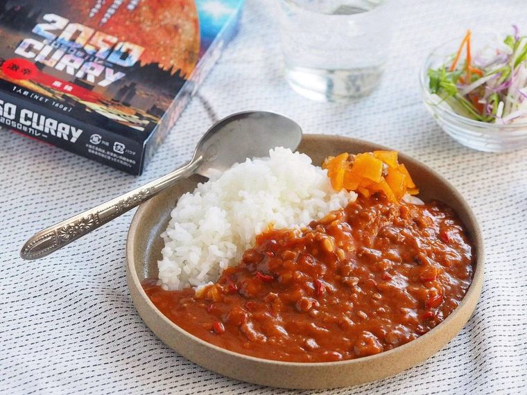 皿に盛り付けられた2050年カレー麻辣とパッケージ