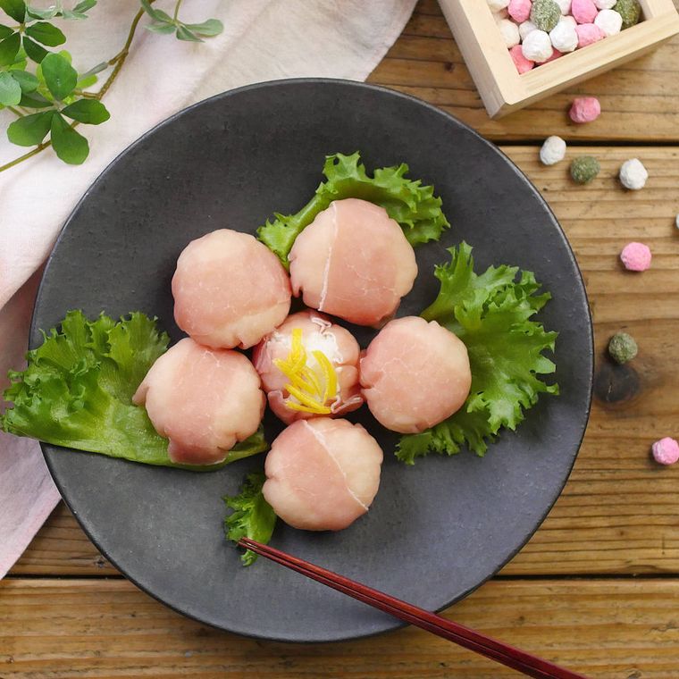 黒い皿に並んだ生ハム手まり寿司