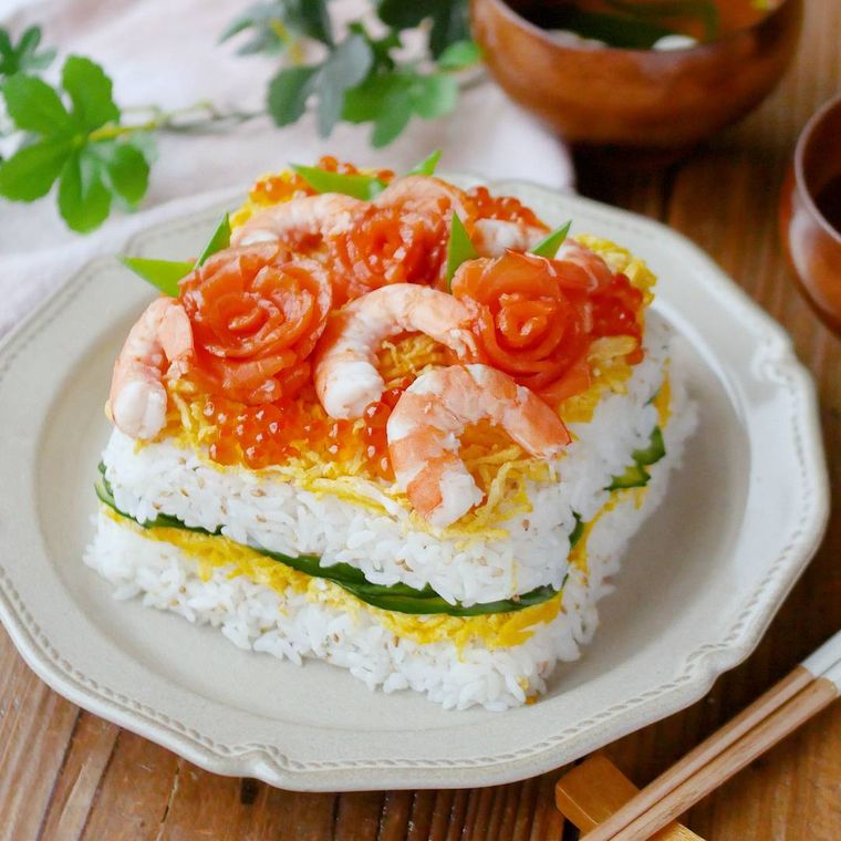 グレーの皿に盛り付けられたちらし寿司ケーキ