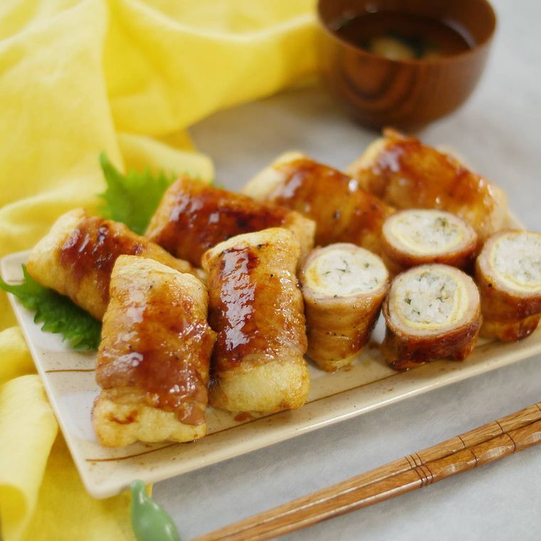 角皿に盛り付けた肉巻きいなり